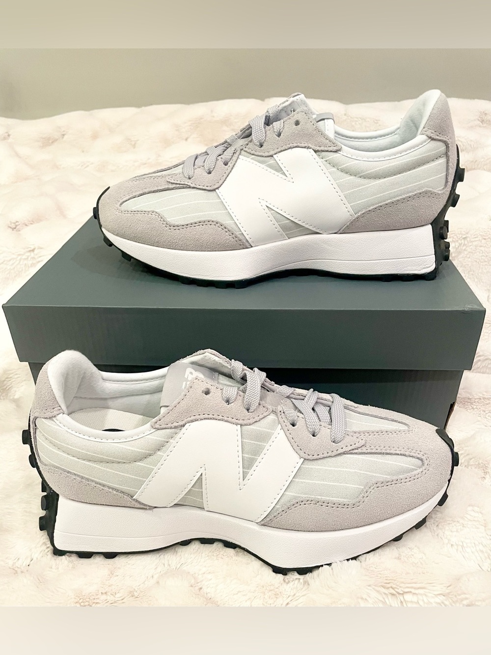 New Balance 327 Grey/White Women's Size
8 - Brand New